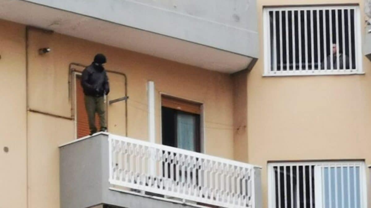 Il 23enne minaccia di gettarsi dal quinto piano di un palazzo nel centro di Pescara