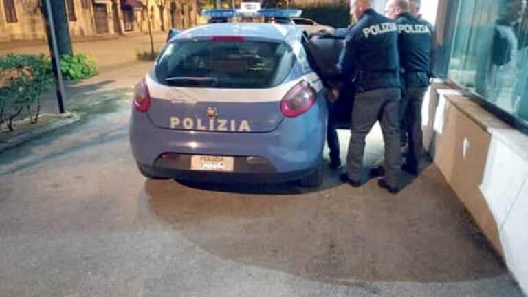 Roma, badante picchia anziano e le figlie installano le telecamere in casa