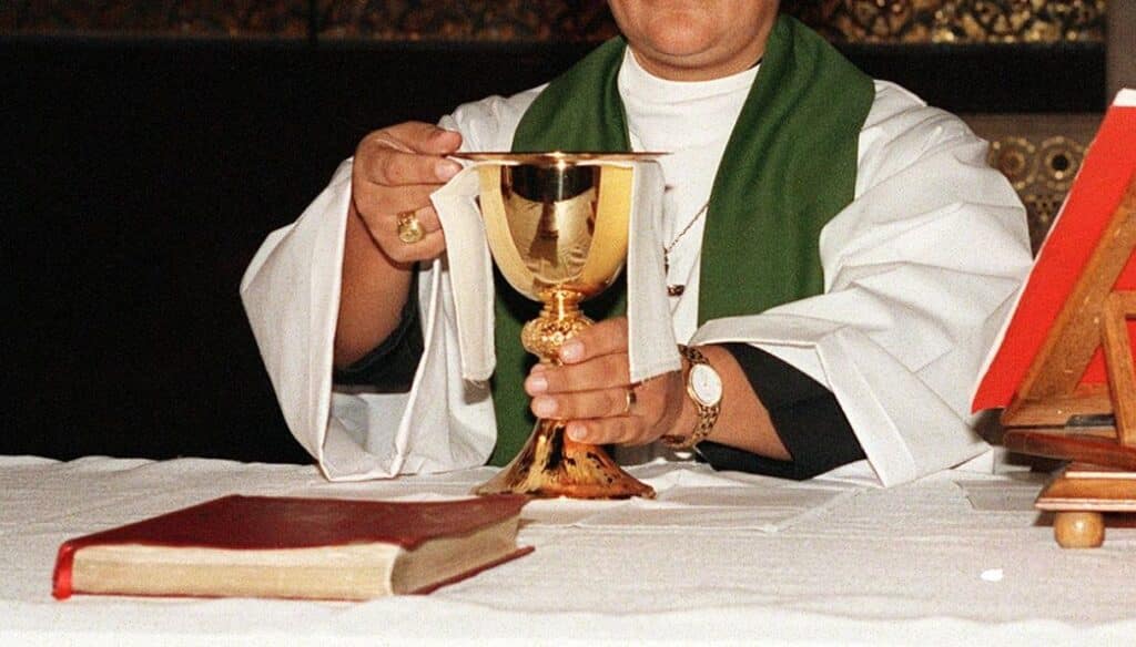 Vibo Valentia: mettono la candeggina nel calice del vino per avvelenare il prete