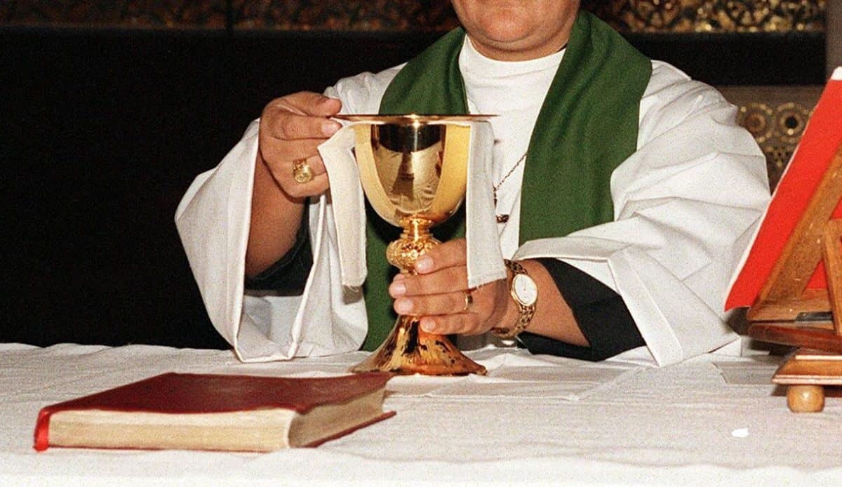 Vibo Valentia: mettono la candeggina nel calice del vino per avvelenare il prete