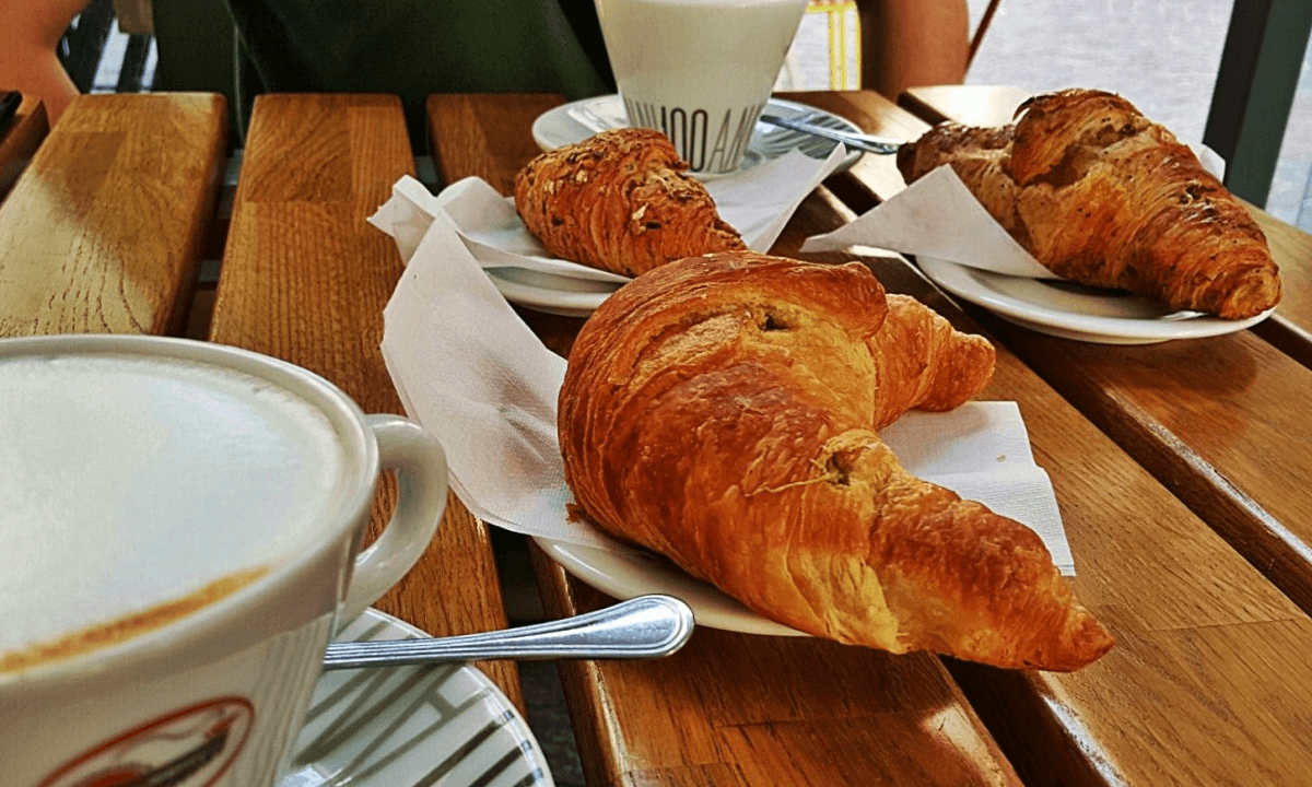 Vuole offrire la colazione agli anziani al bar, camerira lo impedisce, il racconto