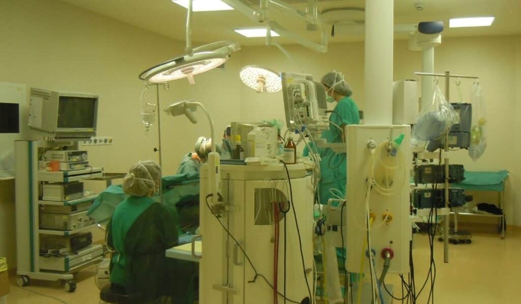 fugge dopo il ritocchino ai glutei