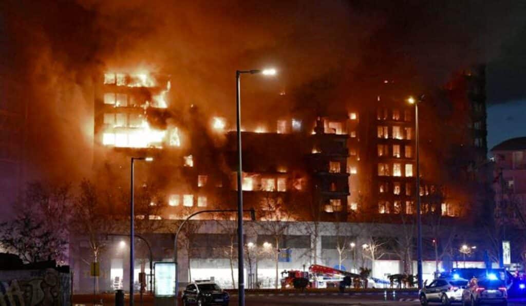 incendio devasta edificio morti feriti