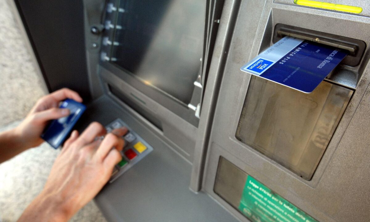 Sono state effettuate, in quel lasso di tempo, più di 490mila transazioni illecite. La banca però chiarisce che le perdite sono state minime rispetto al totale del patrimonio interno