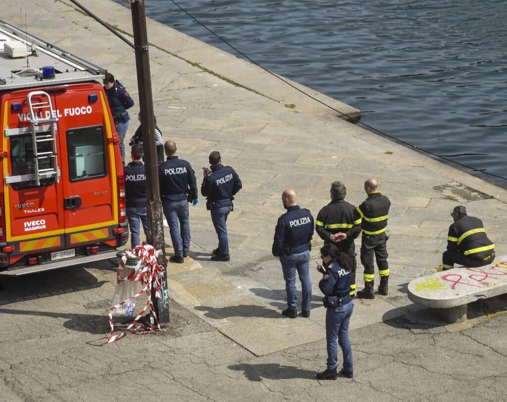 Dramma a Torino, 53enne precipita nel Po mentre scatta una foto a sua moglie: morto