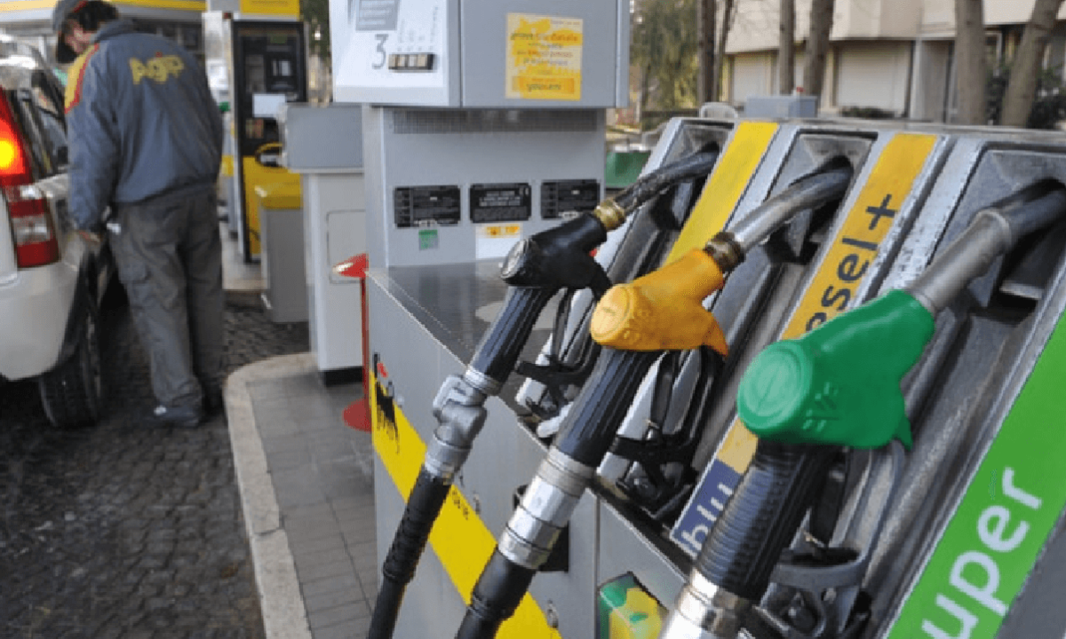 Fa benzina, ma resta a piedi al distributore Acqua nel carburante, il caso