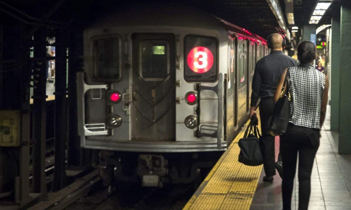 La lite furibonda in pieno giorno e davanti a molti pendolari. Poi la 29enne sarebbe stata spinta sui binari mentre il treno si avvicinava
