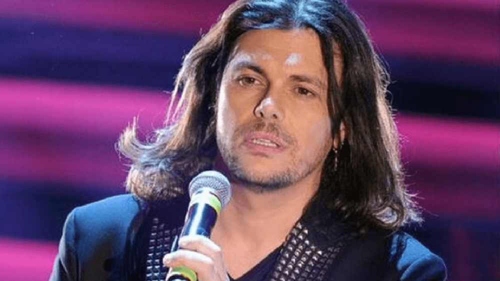 Malore improvviso per Gianluca Grignani mentre era in un locale, come sta