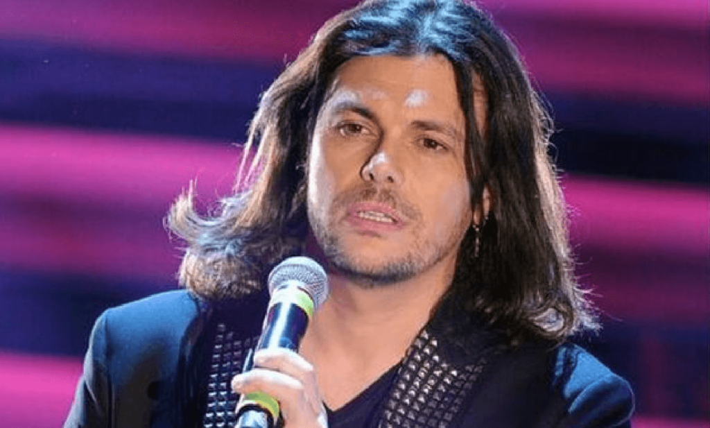 Malore improvviso per Gianluca Grignani mentre era in un locale, come sta