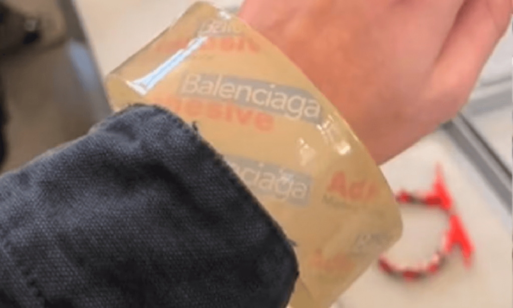 Non è un nastro adesivo, ma il bracciale di Balenciaga da 3mila€, i fatti