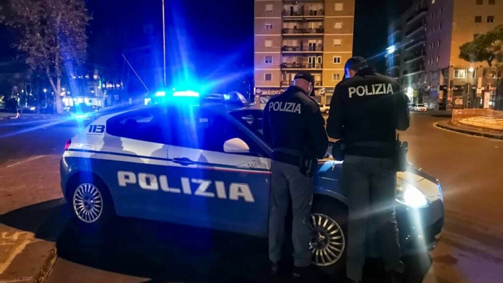 Omicidio a Roma: uccide la moglie a coltellate davanti alla figlia di 5 anni e poi fugge