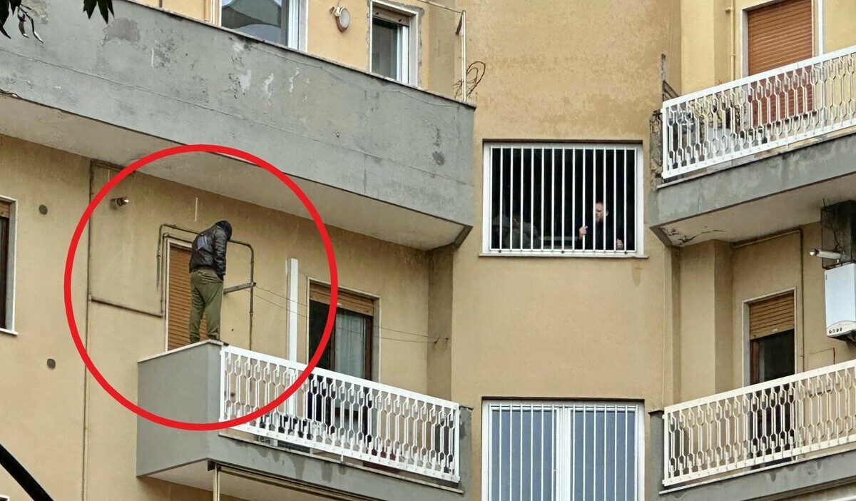 Pescara, 23enne minaccia il suicidio per 44 ore sul balcone di casa: salvato in extremis