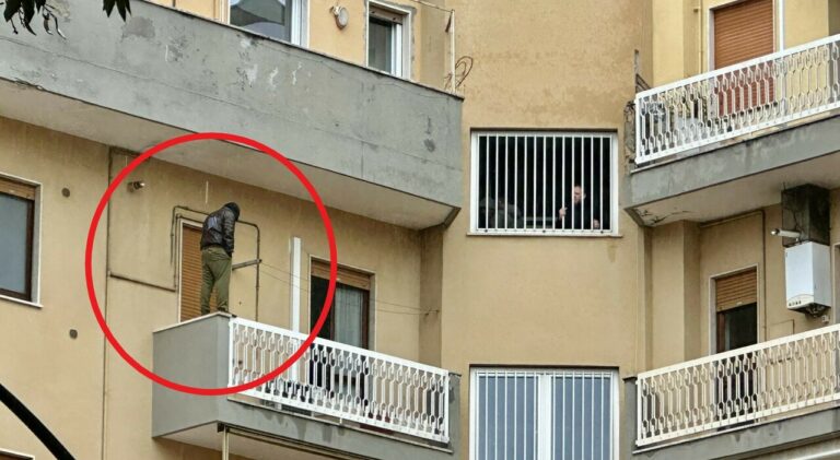 Pescara, 23enne minaccia il suicidio per 44 ore sul balcone di casa: salvato in extremis