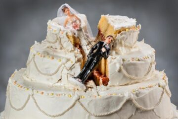 Sposo tradito si vendica durante il matrimonio: “In quelle foto c’è mia moglie a letto col testimone” - Foto