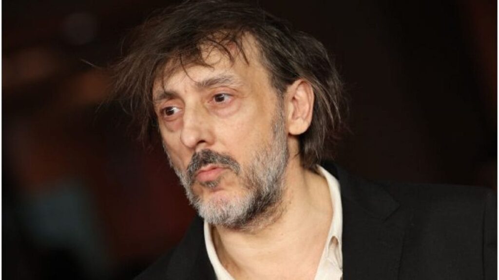 La polemica è scoppiata a seguito di un'uscita non proprio felice dell'attore toscano, co-sceneggiatore di Io Capitano: "Garrone non vince agli Oscar, vincono gli ebrei. Quelli vincono sempre."