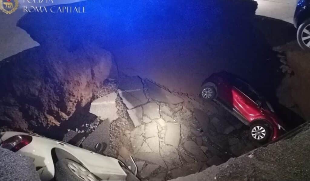 roma voragine inghiotte auto