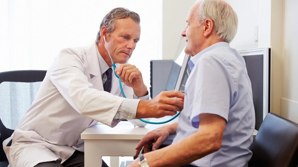 35enne fa un respiro profondo e aspira il piercing: operata d'urgenza ai polmoni