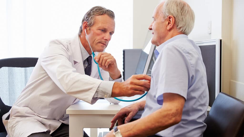 35enne fa un respiro profondo e aspira il piercing: operata d'urgenza ai polmoni