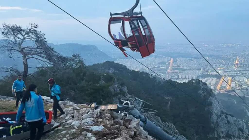 Il bilancio del terribile incidente è di un morto e una decina di feriti, tra cui due bambini