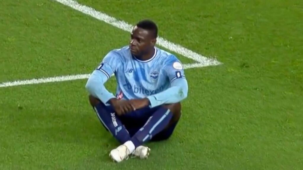 Il match è di quelli importanti, fuori casa contro la capolista Fenerbahce. Super Mario mette al segno il momentaneo pareggio. Un gol pesantissimo, festeggiato con una curiosa esultanza [VIDEO]