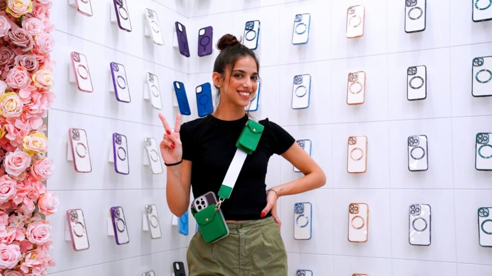 La "regina" della cover New Martina offre lavoro nel suo negozio: polemiche sui social