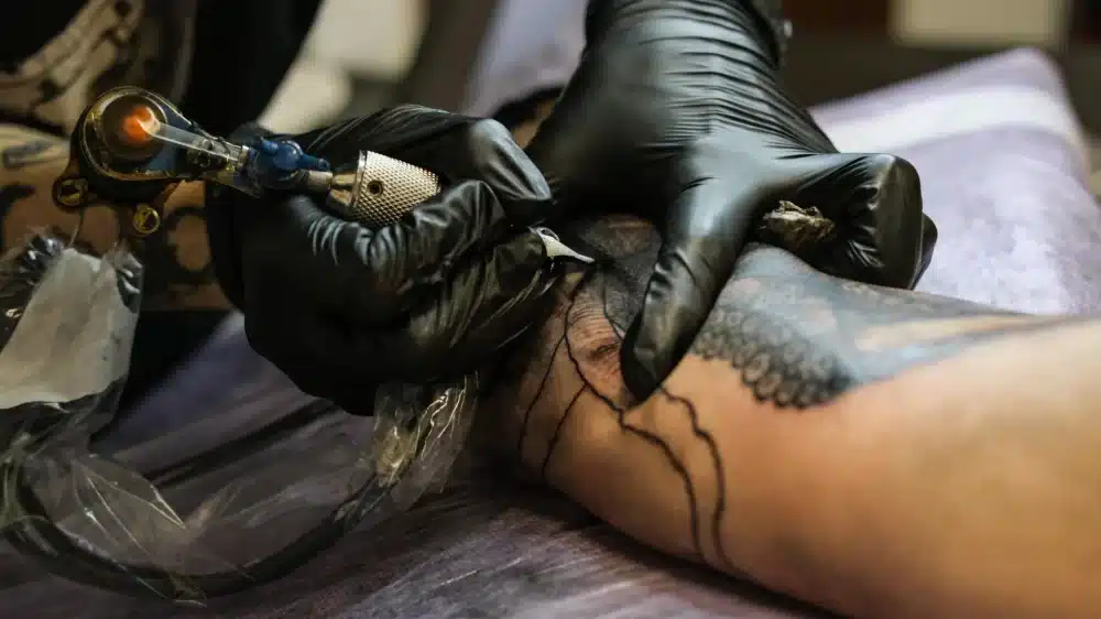 Tra i vari tatuaggi fatti sui piccoli ci sarebbe anche un grosso teschio