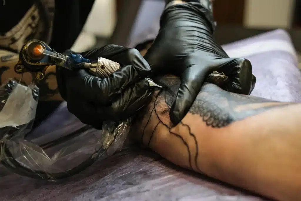 Tra i vari tatuaggi fatti sui piccoli ci sarebbe anche un grosso teschio