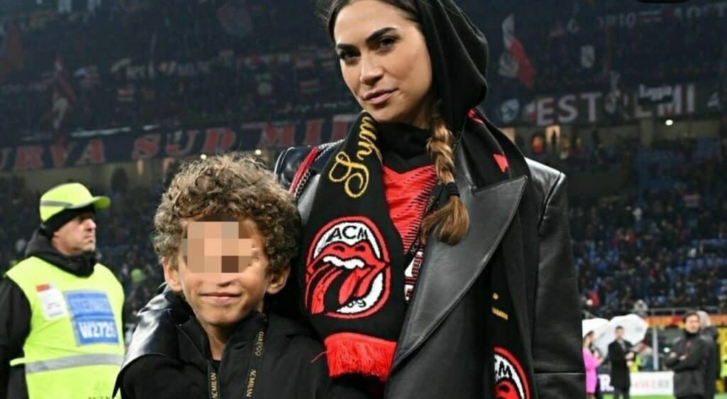 Nella foto la showgirl insieme a suo figlio, avuto con Kevin Prince Boateng. Sullo sfondo il derby di Milano, che ha consegnato lo scudetto ai nerazzurri