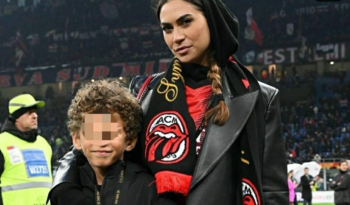 Nella foto la showgirl insieme a suo figlio, avuto con Kevin Prince Boateng. Sullo sfondo il derby di Milano, che ha consegnato lo scudetto ai nerazzurri