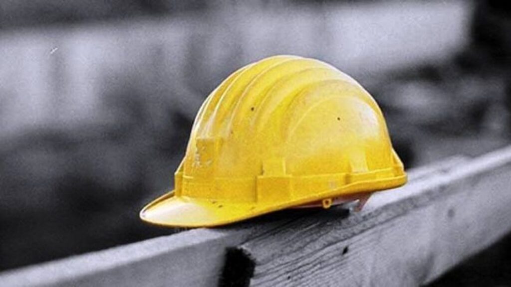 Il giovane operaio lavorava come addetto in una ditta che si occupa di selezione e riciclo di materiali