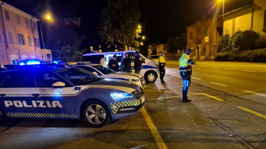 Staglieno, sfonda la porta di casa e aggredisce la compagna