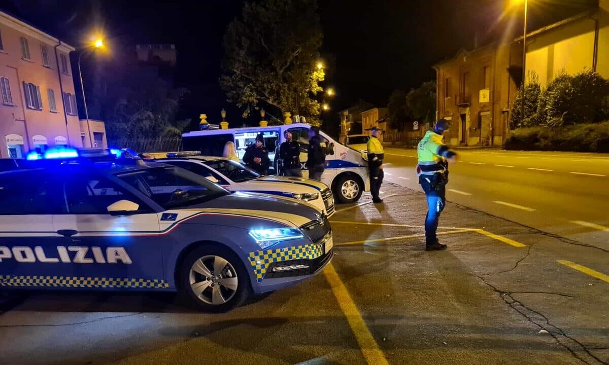 Staglieno, sfonda la porta di casa e aggredisce la compagna