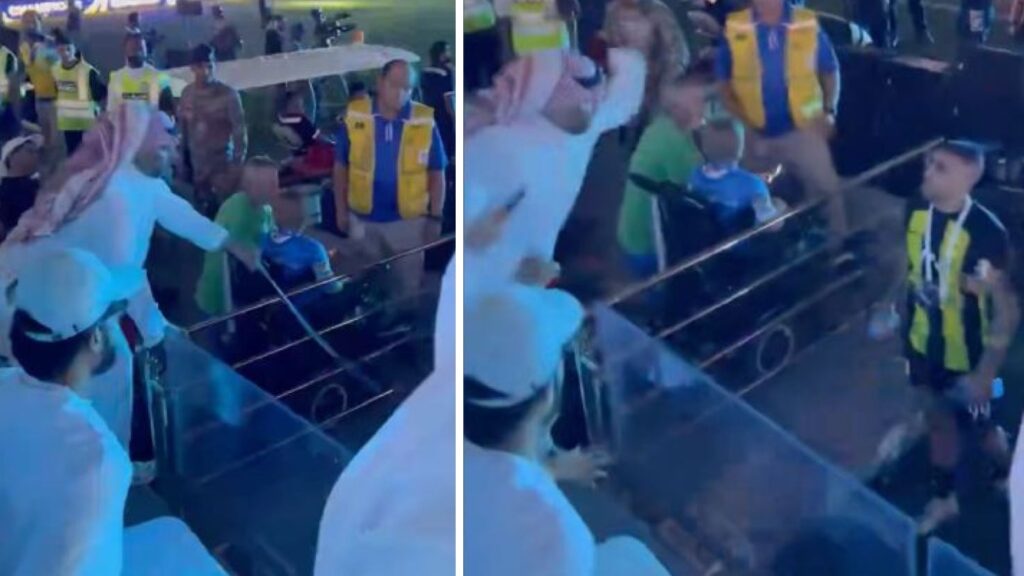 La gara si è giocata ad Abu Dhabi tra l'Al-Hilal e l'Al-Ittihad. Ma il vero clou del match è avvenuto quando il tifoso ha sferrato una scudisciata verso l'attaccante della sua squadra. Il VIDEO è assurdo