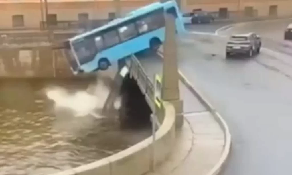Nel drammatico VIDEO il bus fa un'improvvisa sterzata, colpendo prima alcune vetture sul lato opposto di marcia per poi cadere dal ponte