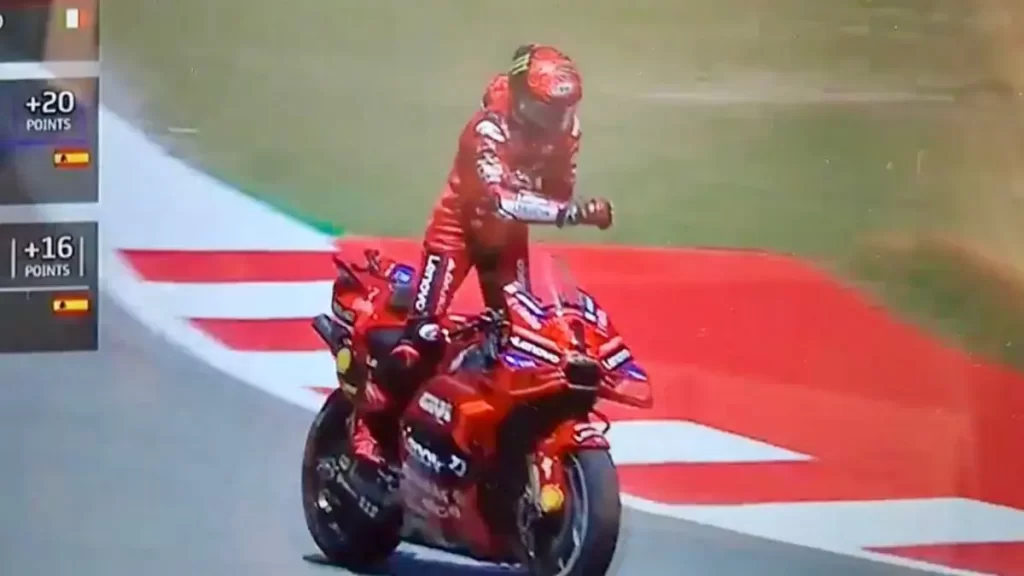 Tagliato il traguardo e trionfando nel circuito di Montmeló, Pecco ha fatto un vistoso gesto che non è passato inosservato. Ma a chi era rivolto?