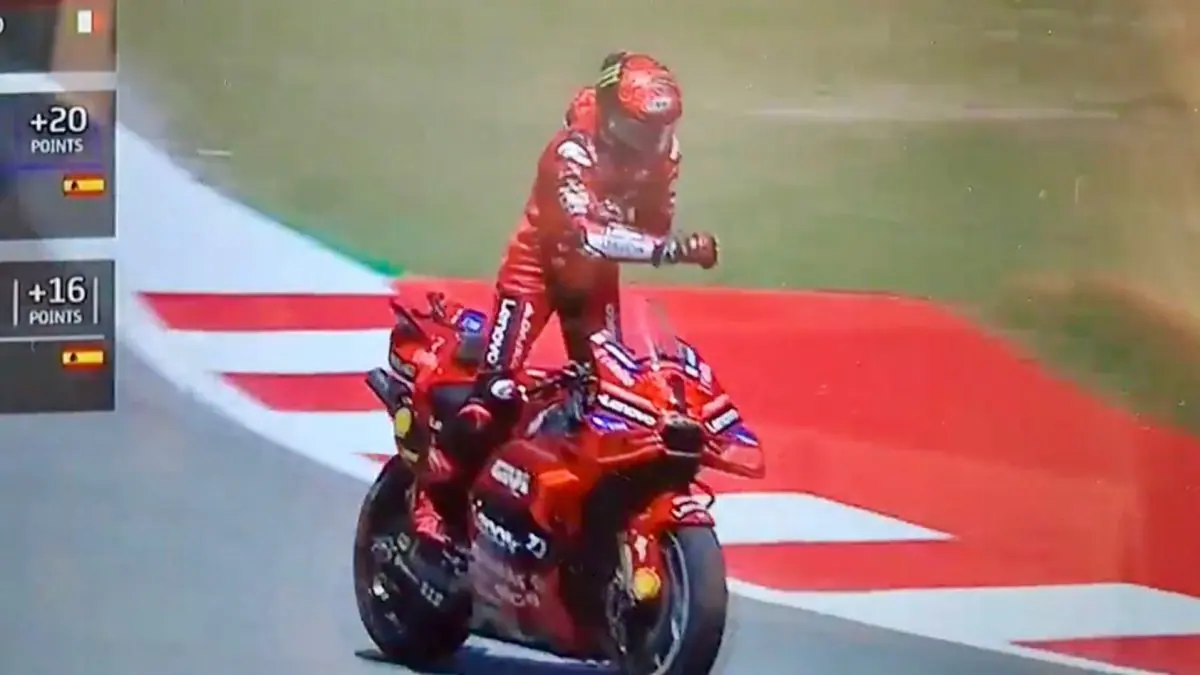 Tagliato il traguardo e trionfando nel circuito di Montmeló, Pecco ha fatto un vistoso gesto che non è passato inosservato. Ma a chi era rivolto?