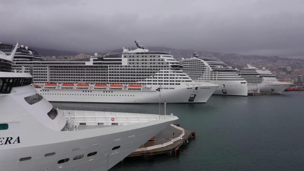 La 19enne, partita da Civitavecchia, era in crociera per una gita scolastica. I tre giovani di nazionalità francese, invece, sarebbero saliti a bordo da Marsiglia.