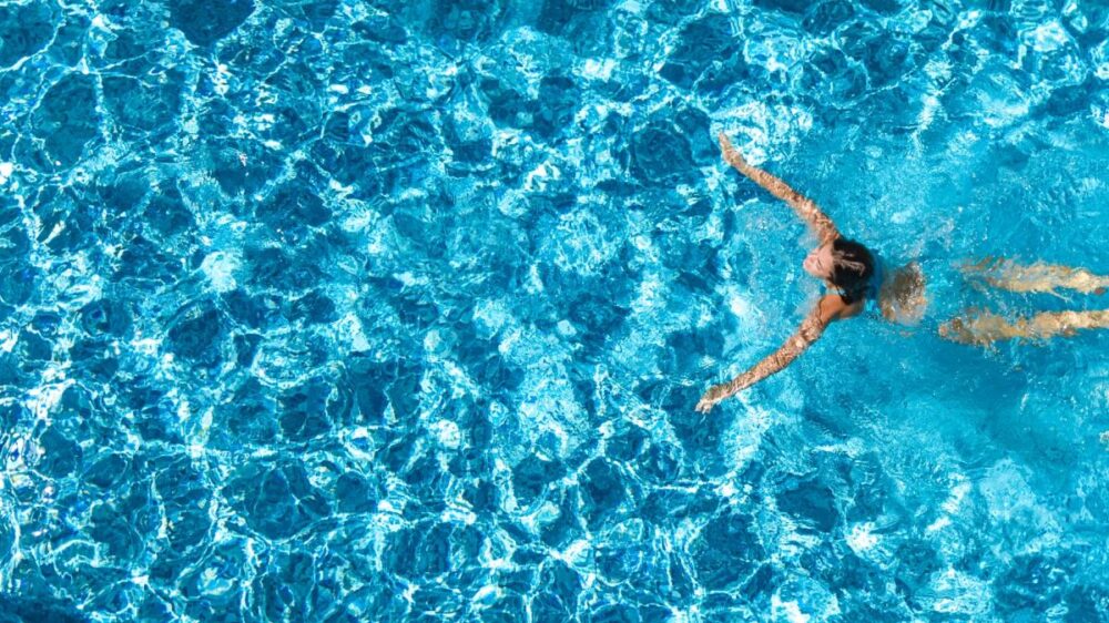 Il lavoro che tutti vorrebbero: 100mila euro per fare il bagno in piscina