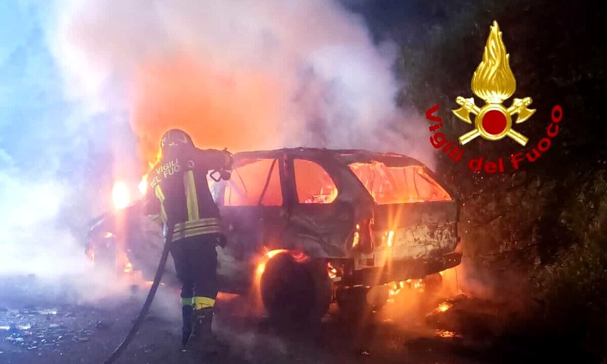 Incidente in Sardegna: auto esce di strada, si schianta e viene avvolta dalle fiamme