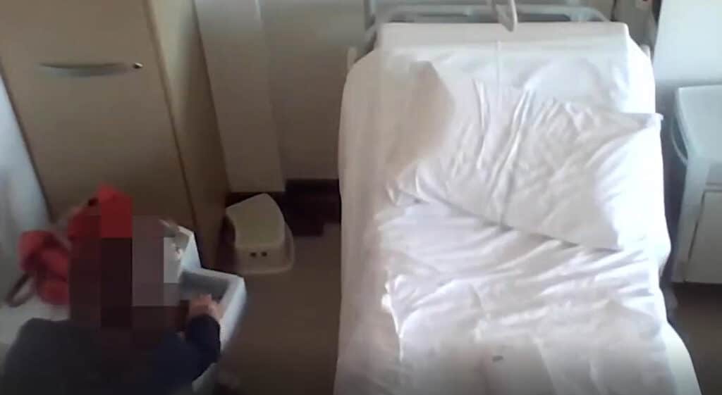 La videocamera era stata nascosa dalla polizia a seguito di continui furti nel reparto di ginecologia