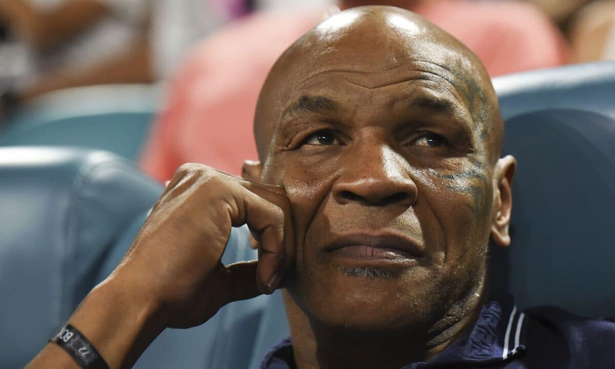 Malore in aereo per Mike Tyson: “Nausea e vertigini a causa di un’ulcera”