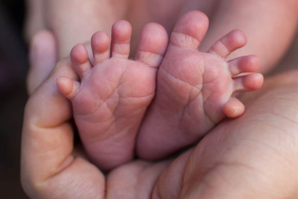 La bimba potrebbe essere caduta accidentalmente in un secchio contenente della candeggina. I genitori sono sotto choc