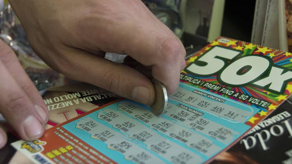 "Sono felice perché non è una persona ricca", ha commentato il titolare della tabaccheria