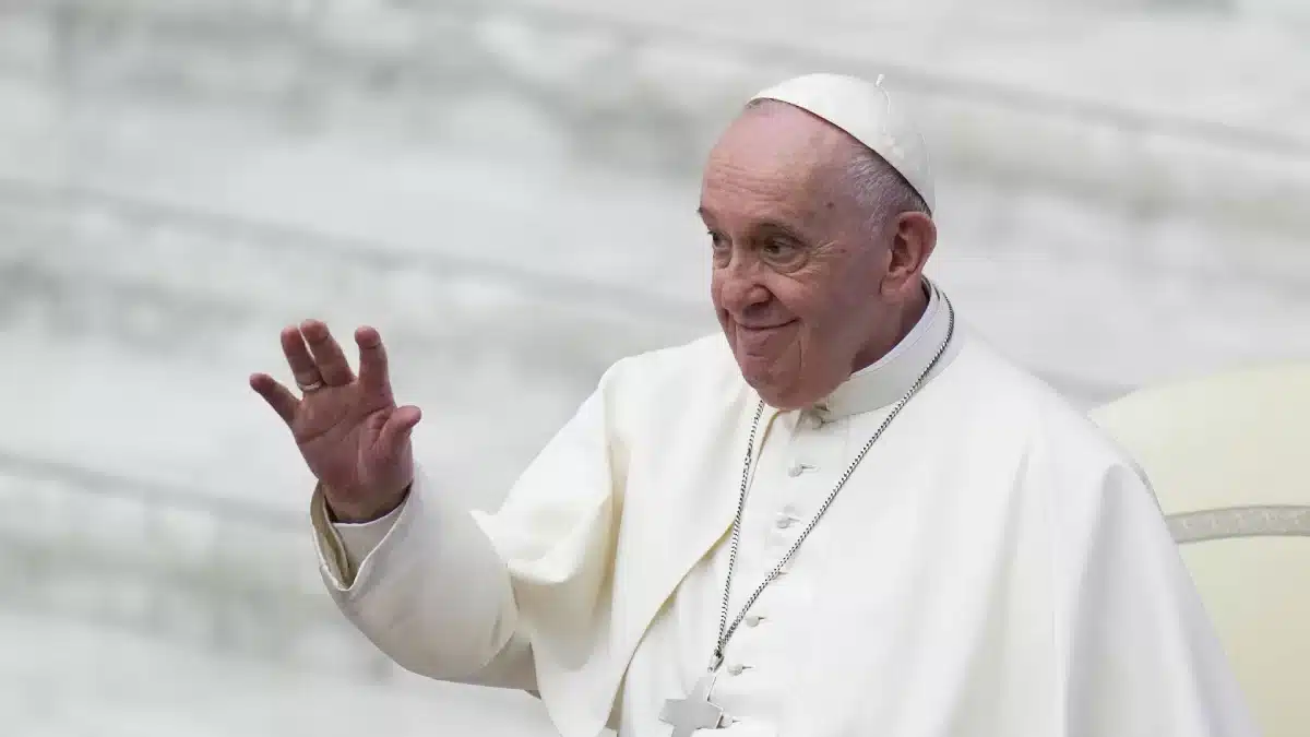 "Il Papa non ha mai inteso offendere o esprimersi in termini omofobi", riferisce la stampa vaticana