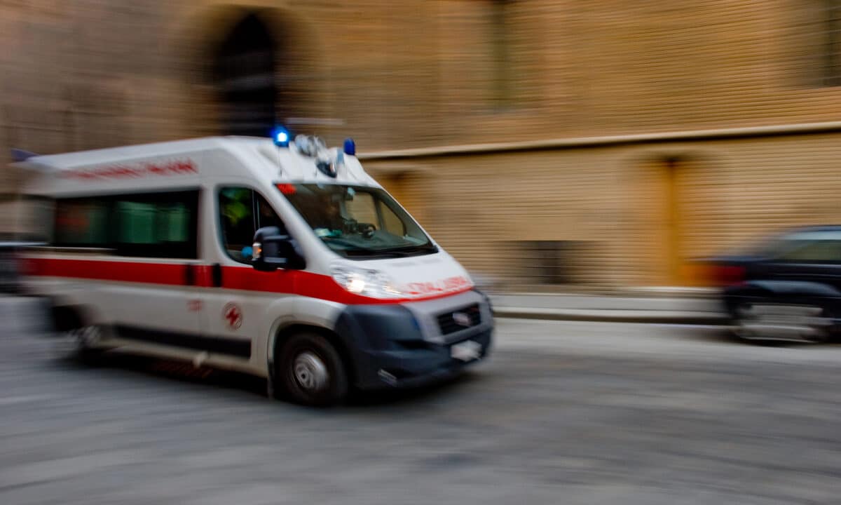 Reggio Calabria, 40enne aggredito e abbandonato esanime vicino all’ospedale: morto