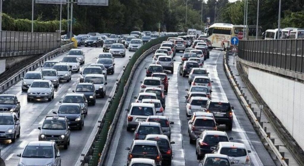 Roma, 16enne abbandonata in strada dalla madre per l'insufficienza a scuola