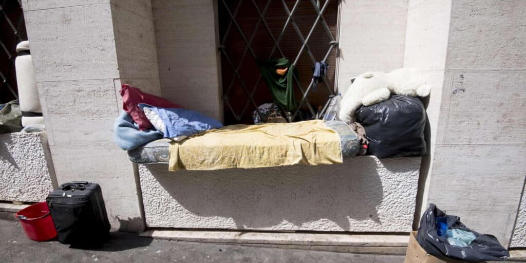 San Costantino Calabro, aggrediscono clochard e filmano la scena con il telefono: denunciati 6 minori