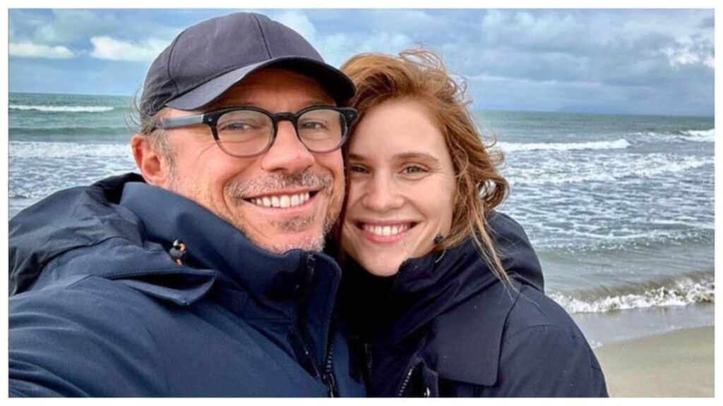 Stefano Accorsi sulla compagna Bianca: "20 anni più giovane, mi fa sentire nato ieri"