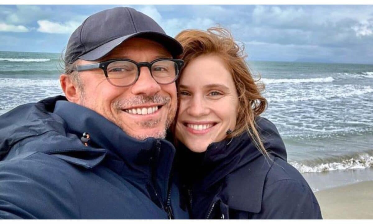 Stefano Accorsi sulla compagna Bianca: "20 anni più giovane, mi fa sentire nato ieri"