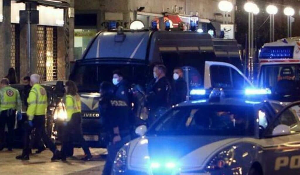 accoltella poliziotto taser